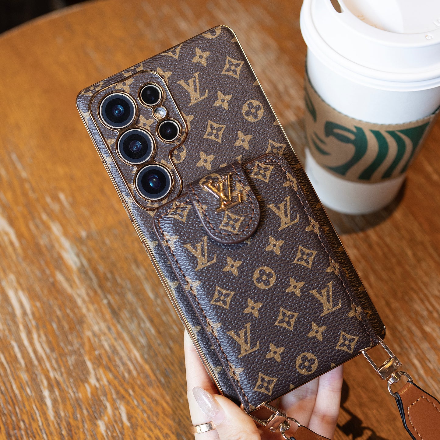 Luxusní kožené multifunkční pouzdro na telefon Monogram s poutkem na zápěstí
