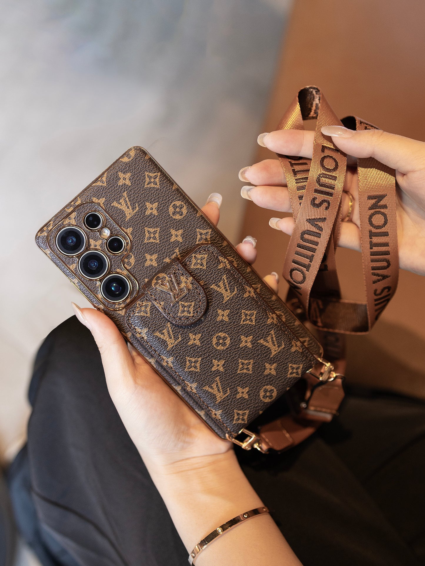 Luxusní kožené multifunkční pouzdro na telefon Monogram s poutkem na zápěstí