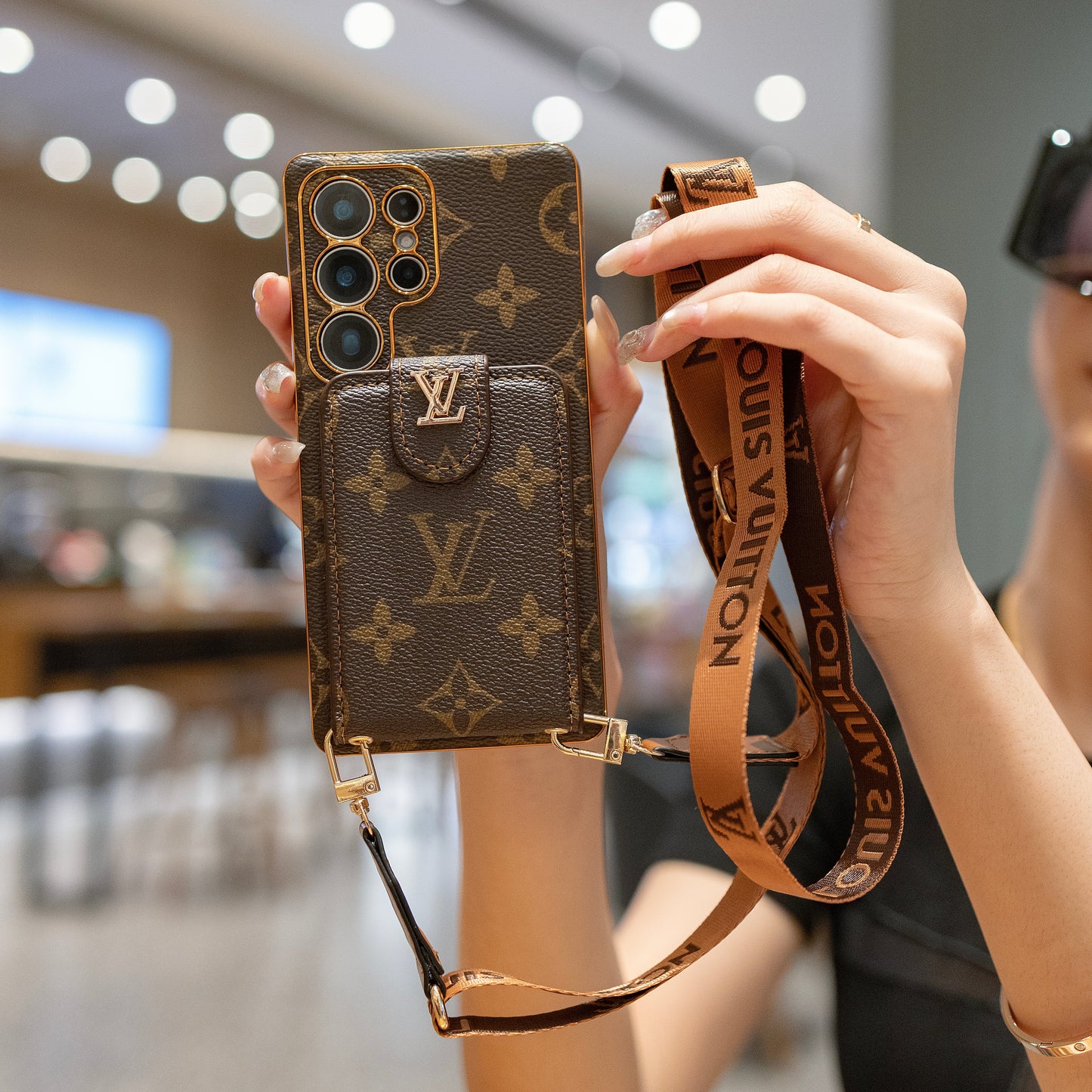 Luxusní kožené multifunkční pouzdro na telefon Monogram s poutkem na zápěstí