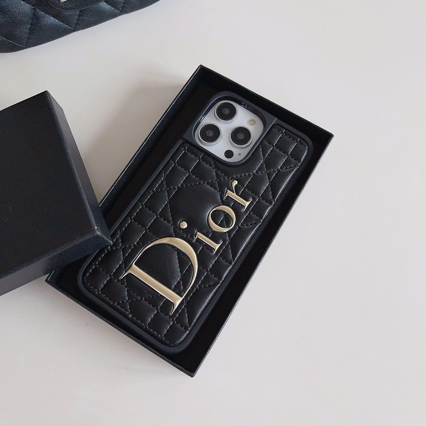 Módní kožené pouzdro na iPhone se zlatým logem