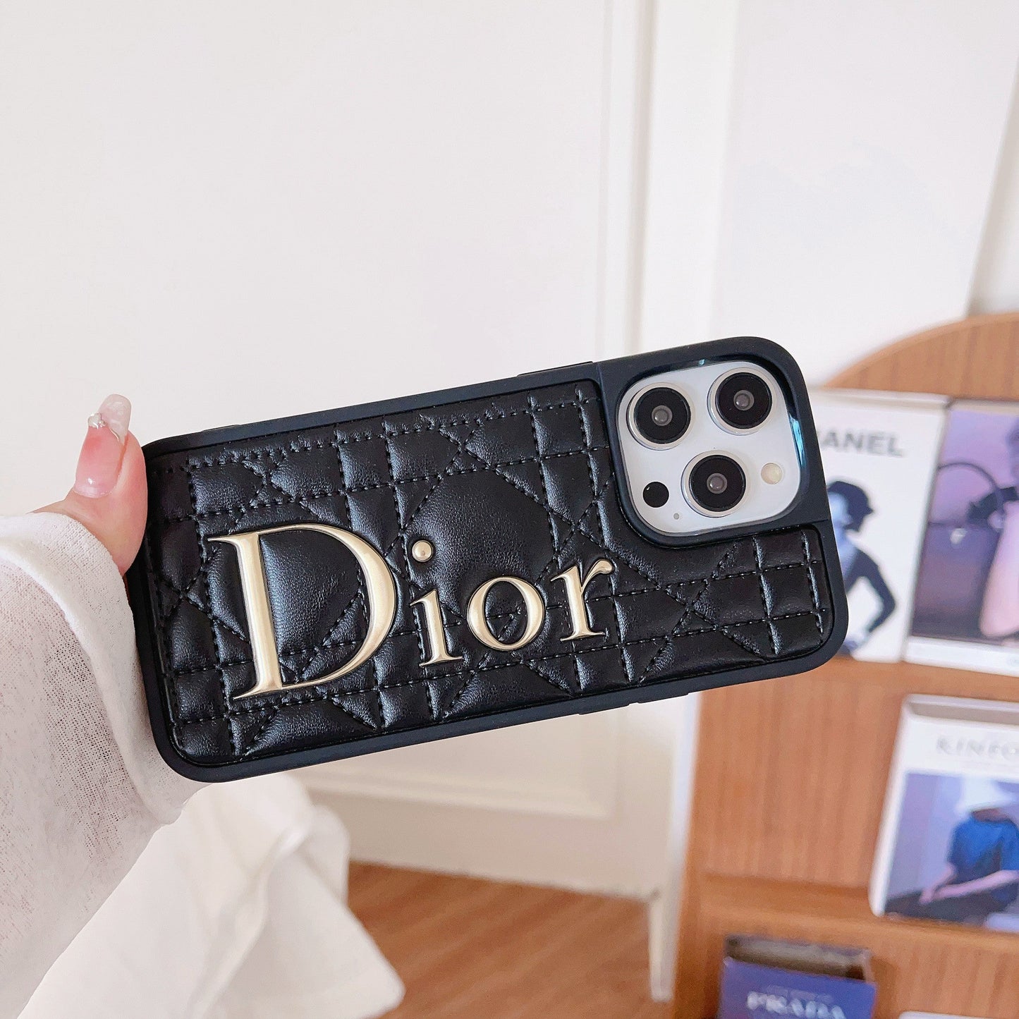 Módní kožené pouzdro na iPhone se zlatým logem