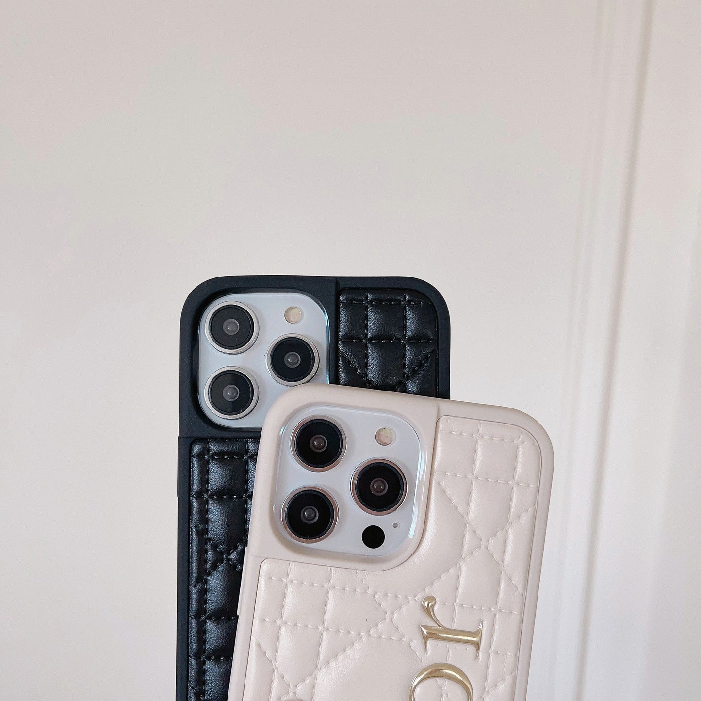 Módní kožené pouzdro na iPhone se zlatým logem