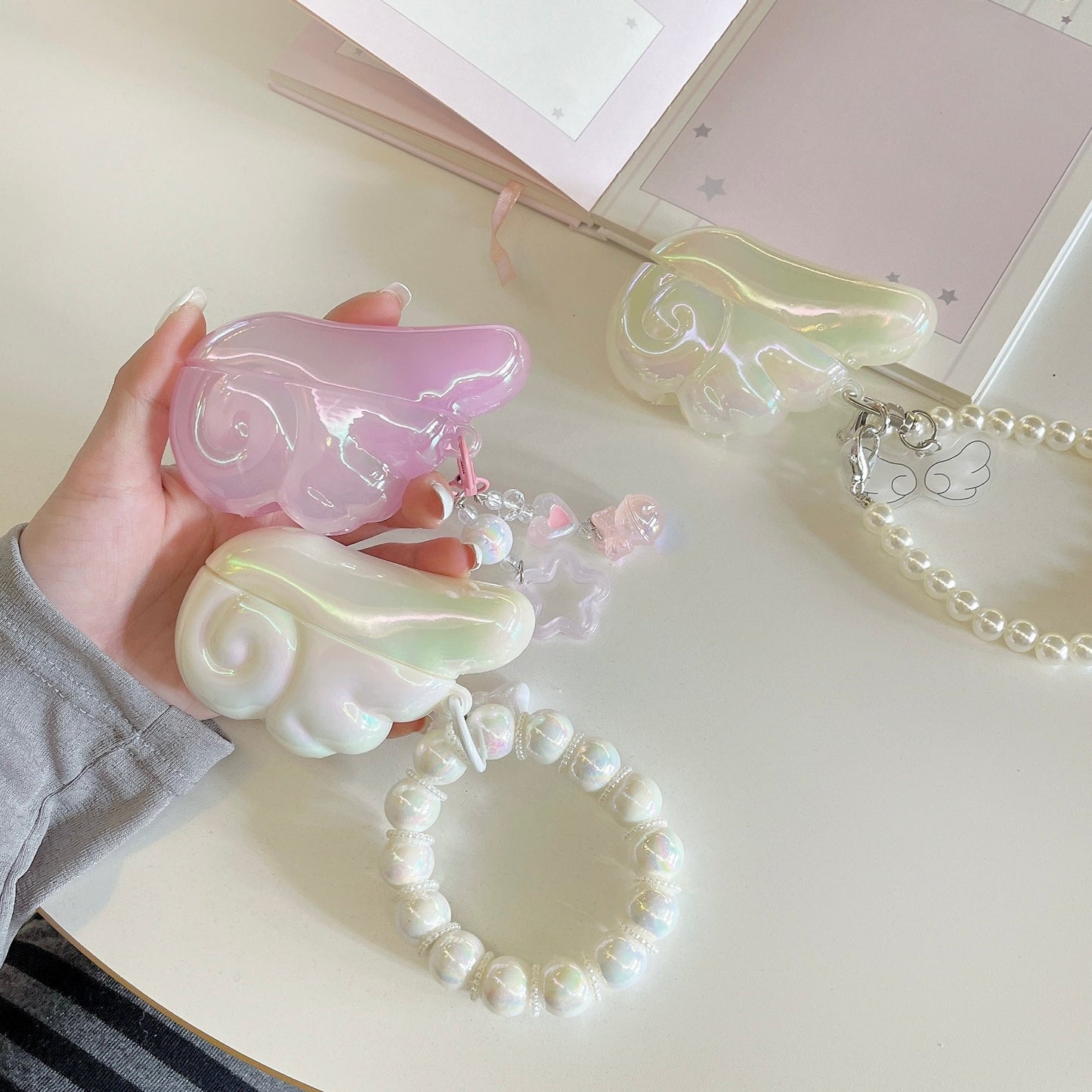 Pouzdro na AirPods Angel Wing s perleťovým & korálkovým kouzlem