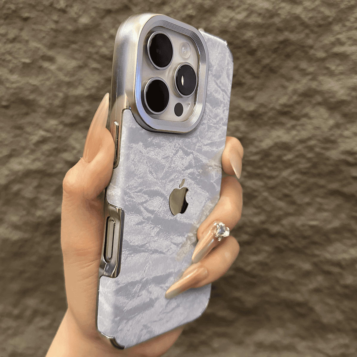 Pouzdro na iPhone se sametovou sněhovou texturou s galvanicky pokoveným rámem