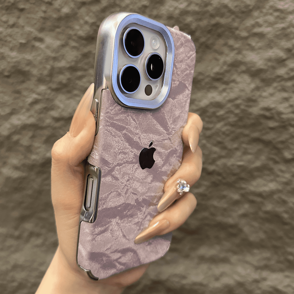Pouzdro na iPhone se sametovou sněhovou texturou s galvanicky pokoveným rámem