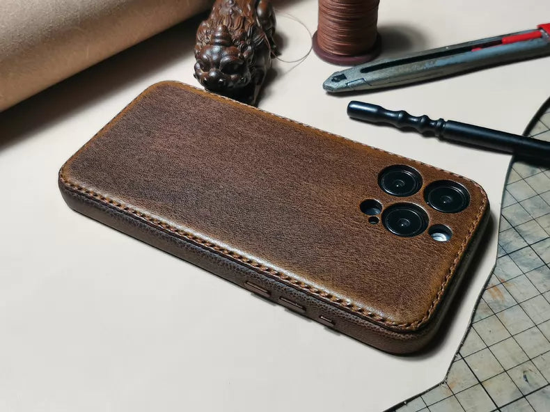 Ručně vyráběné pouzdro na iPhone z opálené kůže – Vintage Patina Edition