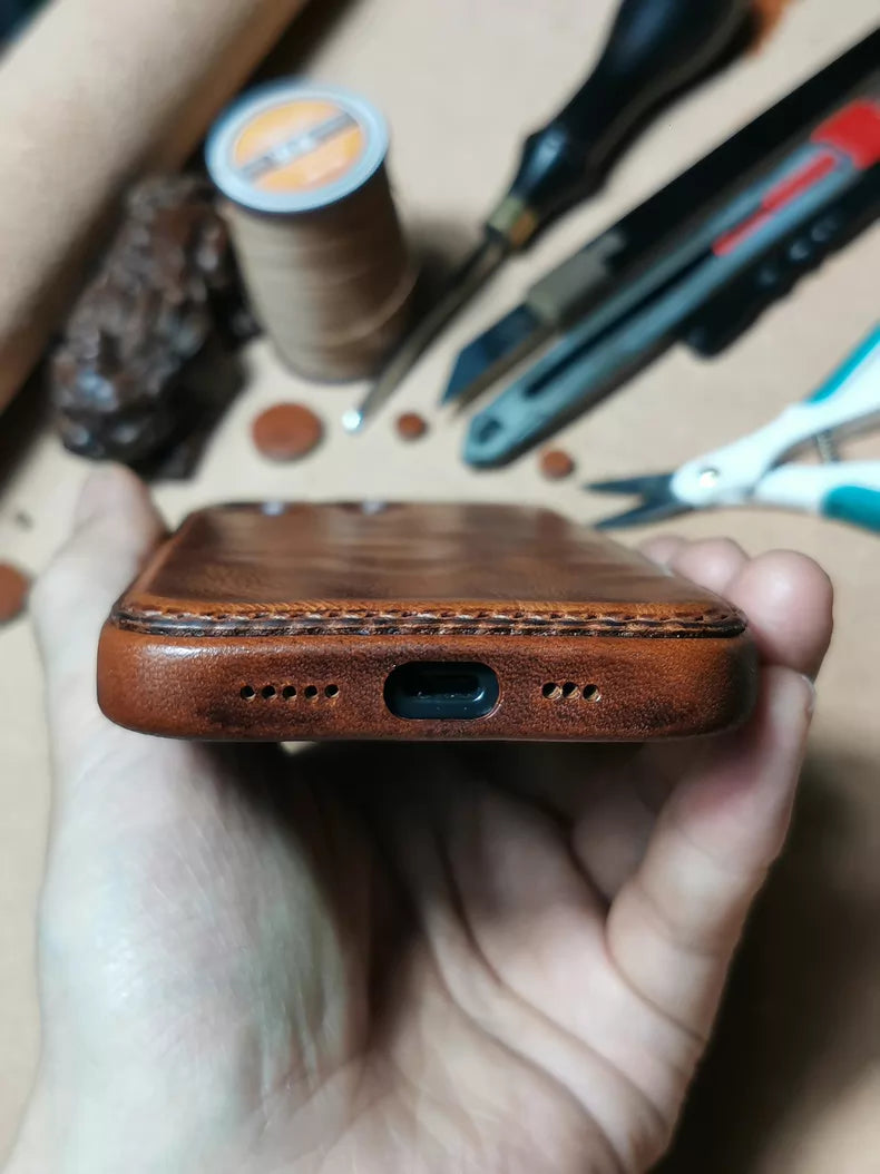 Ručně vyráběné pouzdro na iPhone z opálené kůže – Vintage Patina Edition