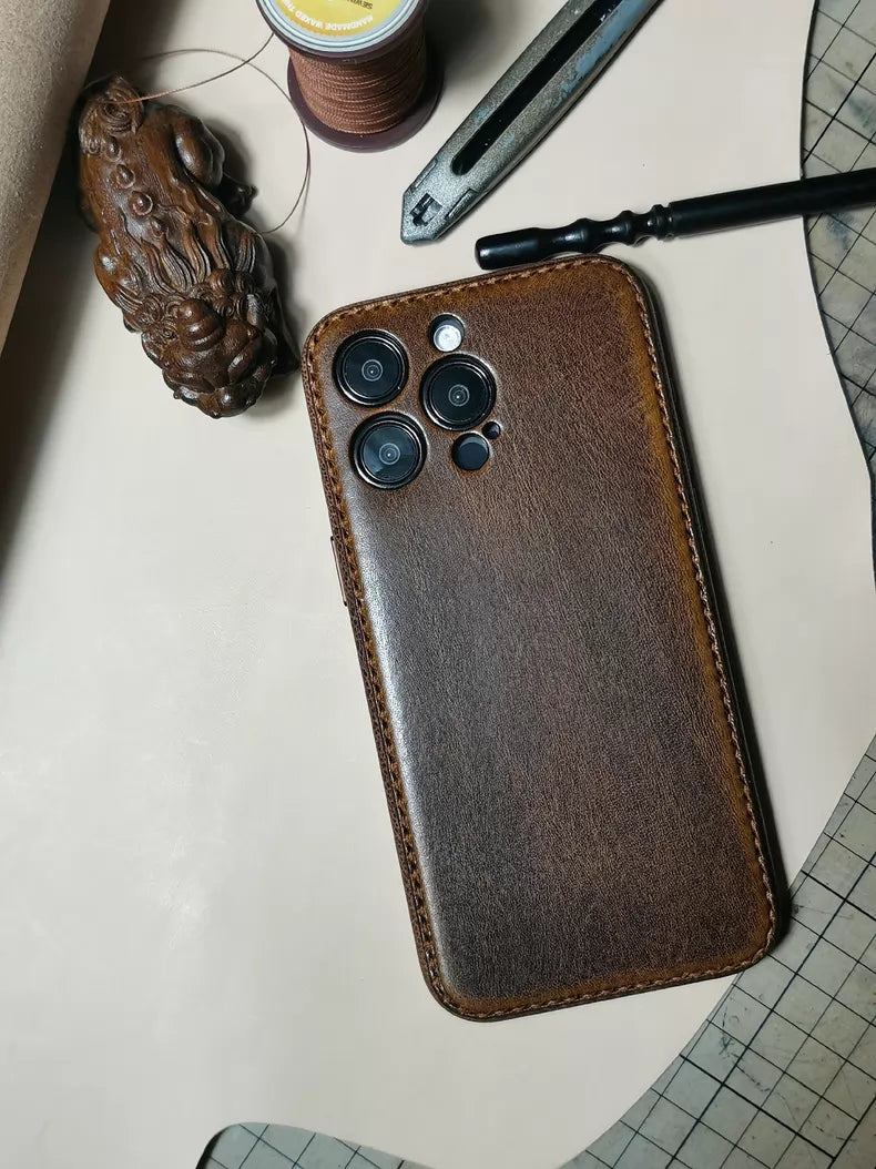 Ručně vyráběné pouzdro na iPhone z opálené kůže – Vintage Patina Edition