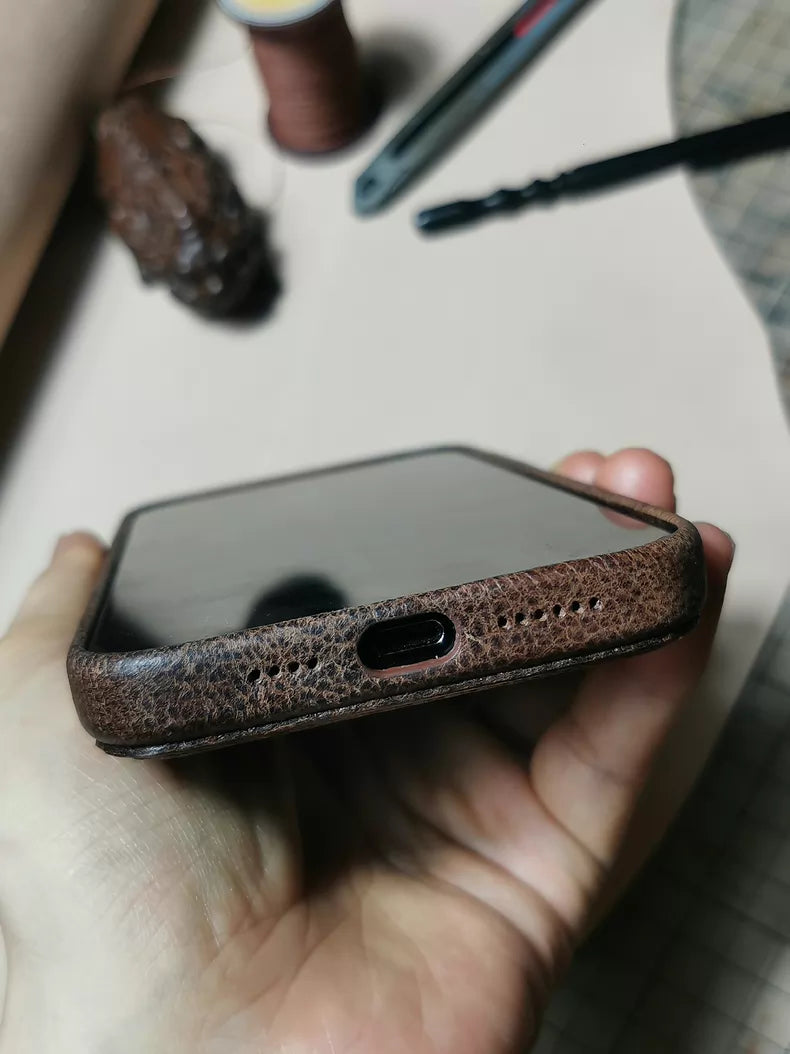Ručně vyráběné pouzdro na iPhone z opálené kůže – Vintage Patina Edition