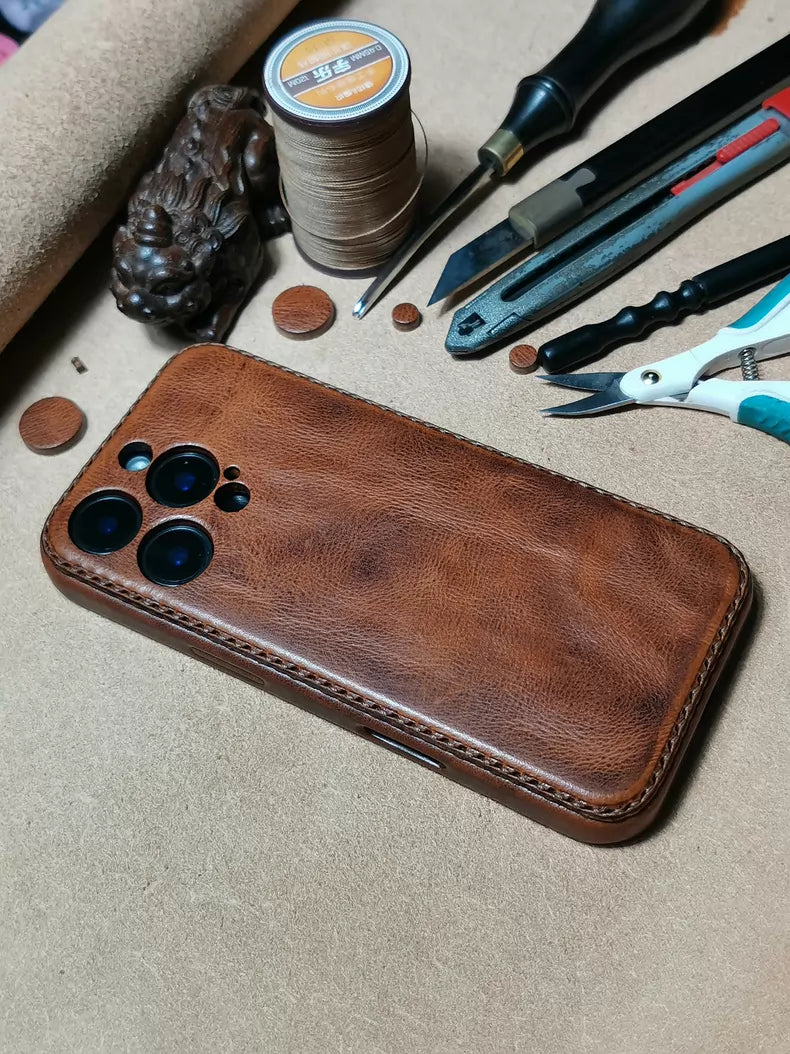 Ručně vyráběné pouzdro na iPhone z opálené kůže – Vintage Patina Edition