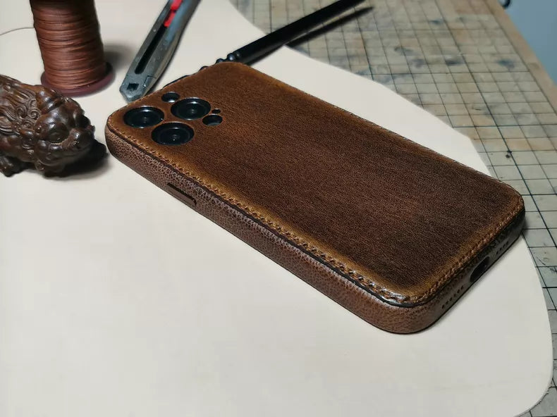 Ručně vyráběné pouzdro na iPhone z opálené kůže – Vintage Patina Edition