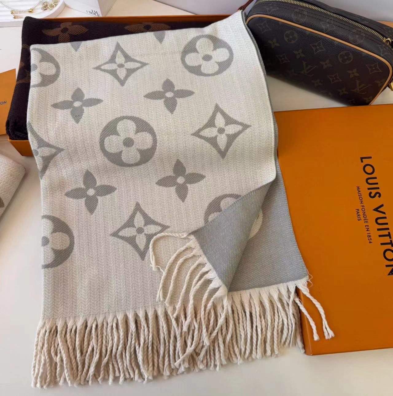 Letter-Pattern Cashmere Scarf – Soft, Warm & Lightweight