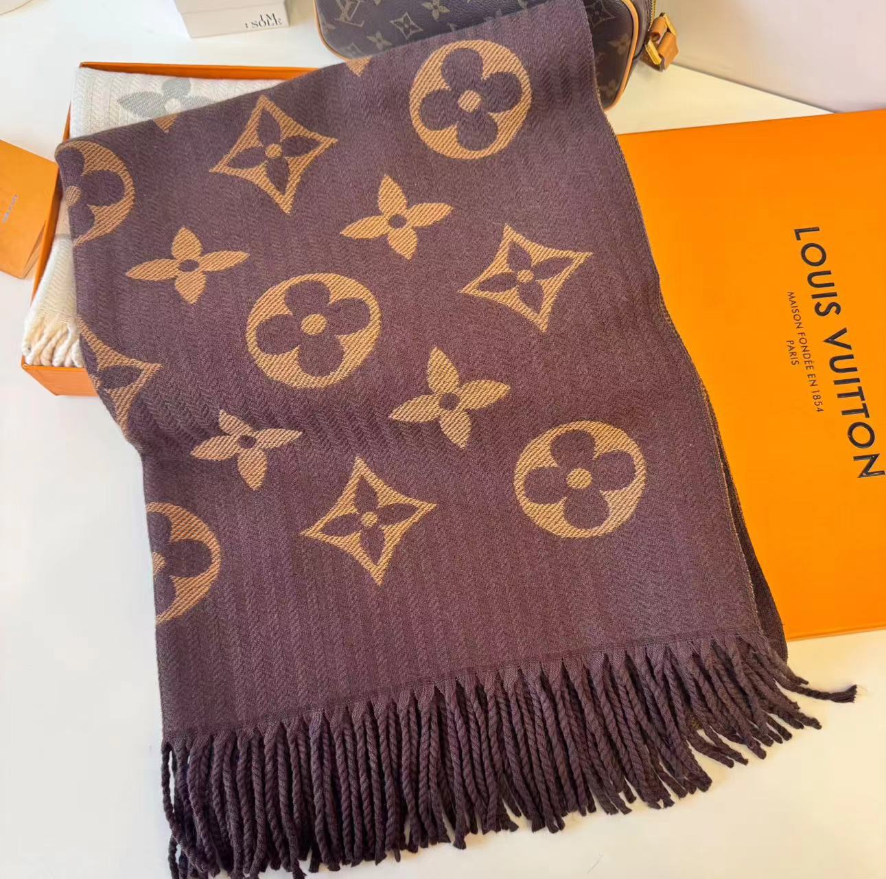 Letter-Pattern Cashmere Scarf – Soft, Warm & Lightweight