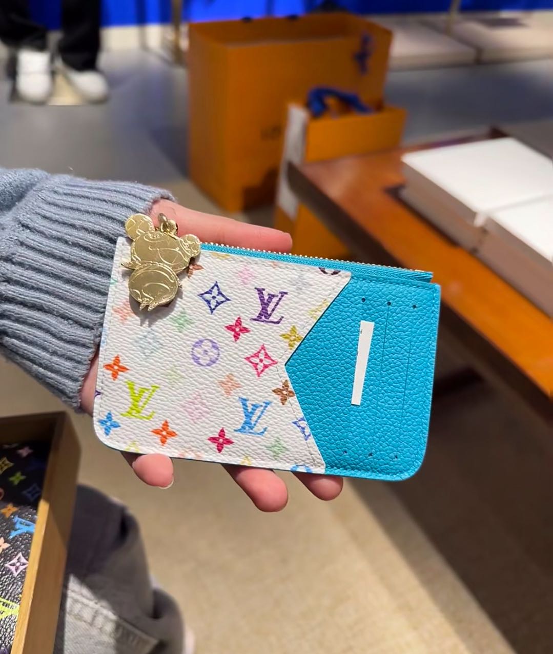 L--Inspired Card Holder Wallet: Elegantní & Funkční!