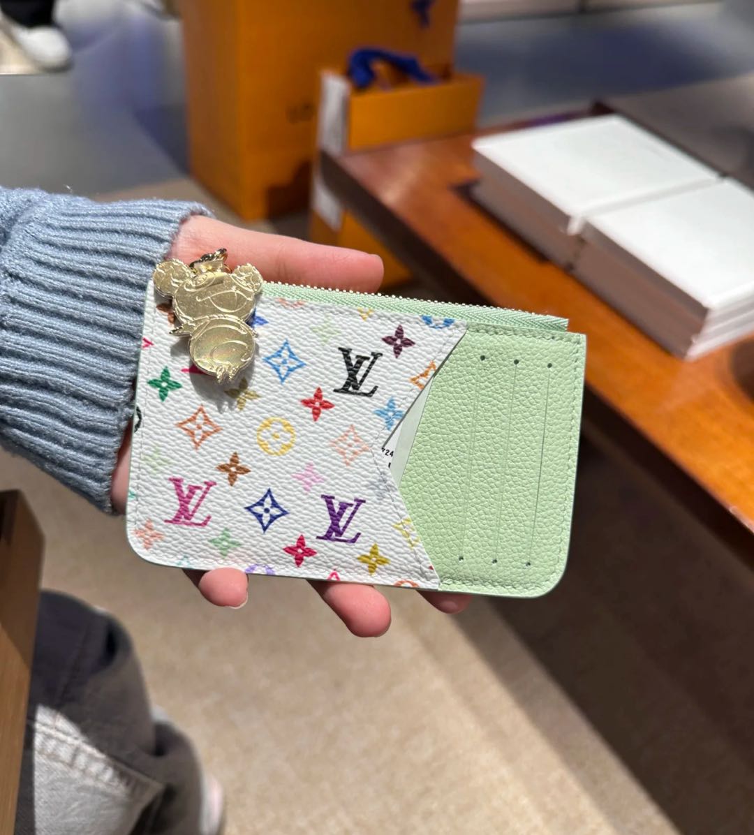 L--Inspired Card Holder Wallet: Elegantní & Funkční!