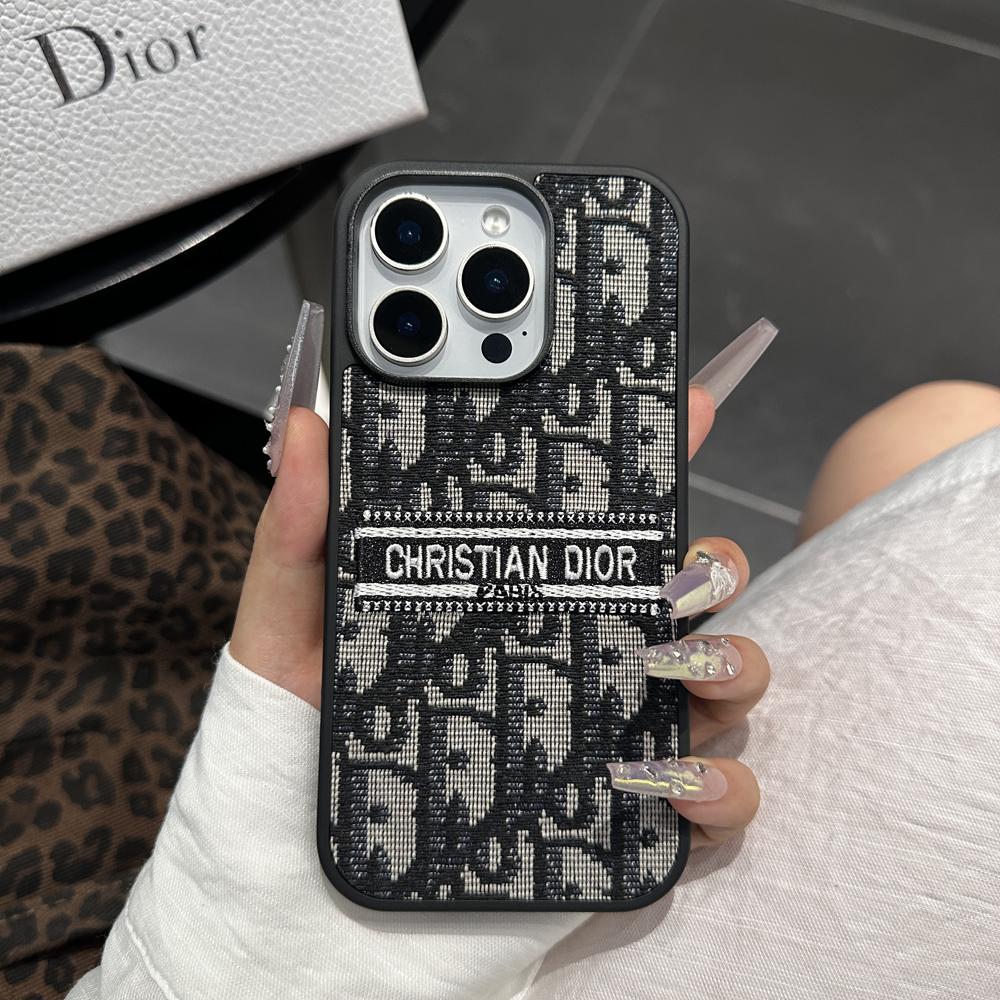 Textilní obal na iPhone inspirovaný designem s vyšívanými detaily
