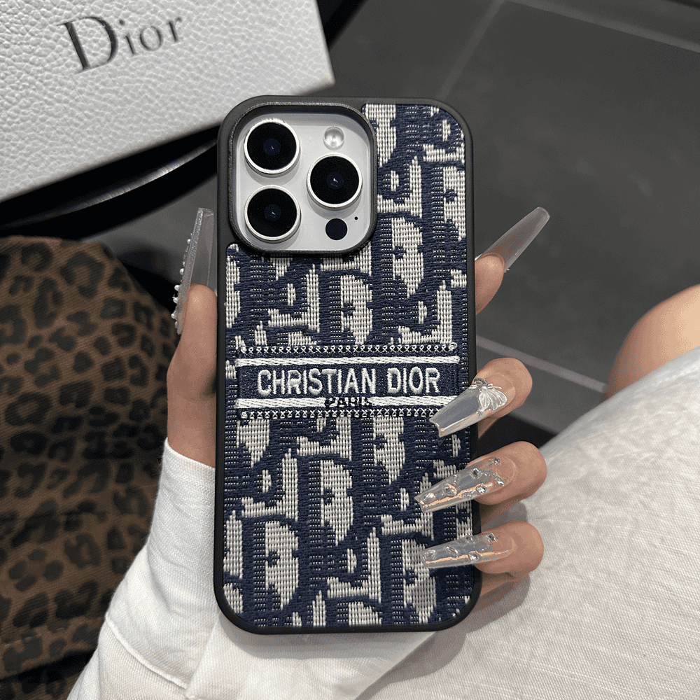 Textilní obal na iPhone inspirovaný designem s vyšívanými detaily