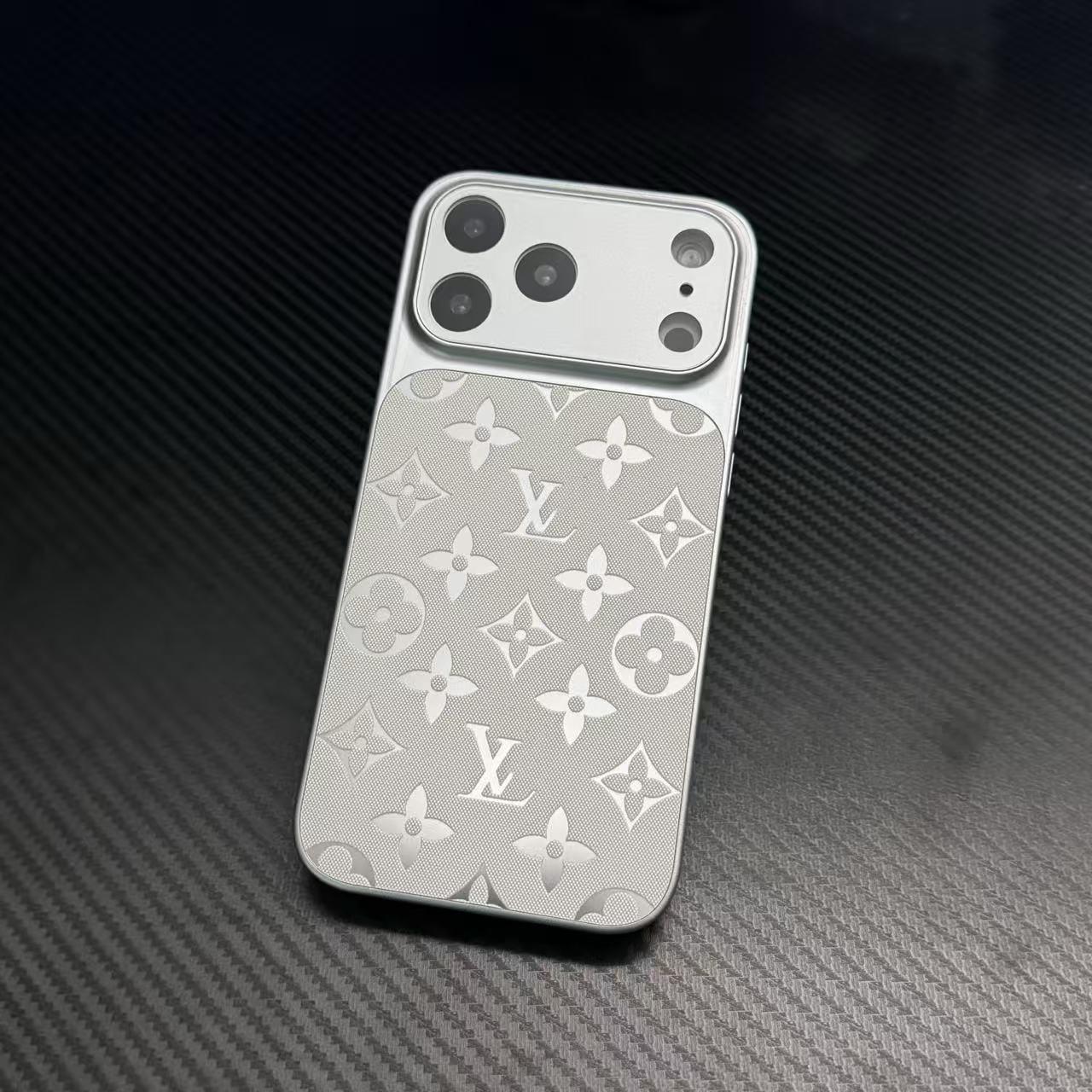 Luxusní kožené pouzdro na telefon s monogramovým vzorem a plnou ochranou fotoaparátu
