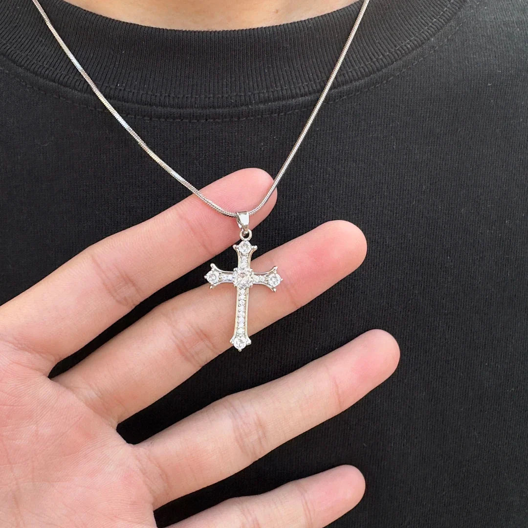 Titanový náhrdelník inspirovaný křížem Pavé Full CZ Detail · Nastavitelný řetízek · Prohlášení o čistotě