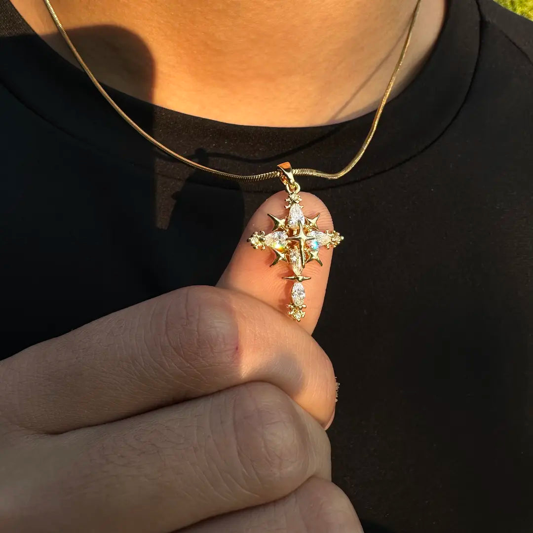 Pavé gotický kříž Titanový náhrdelník Full CZ Detail · Heavy Shine · Premium Statement