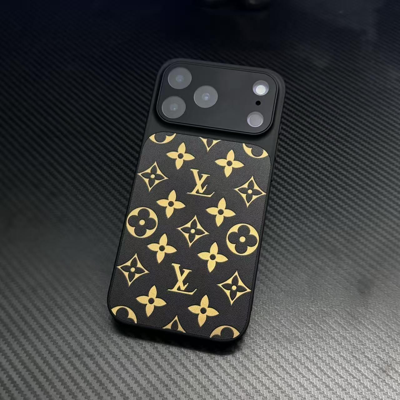 Luxusní kožené pouzdro na telefon s monogramovým vzorem a plnou ochranou fotoaparátu
