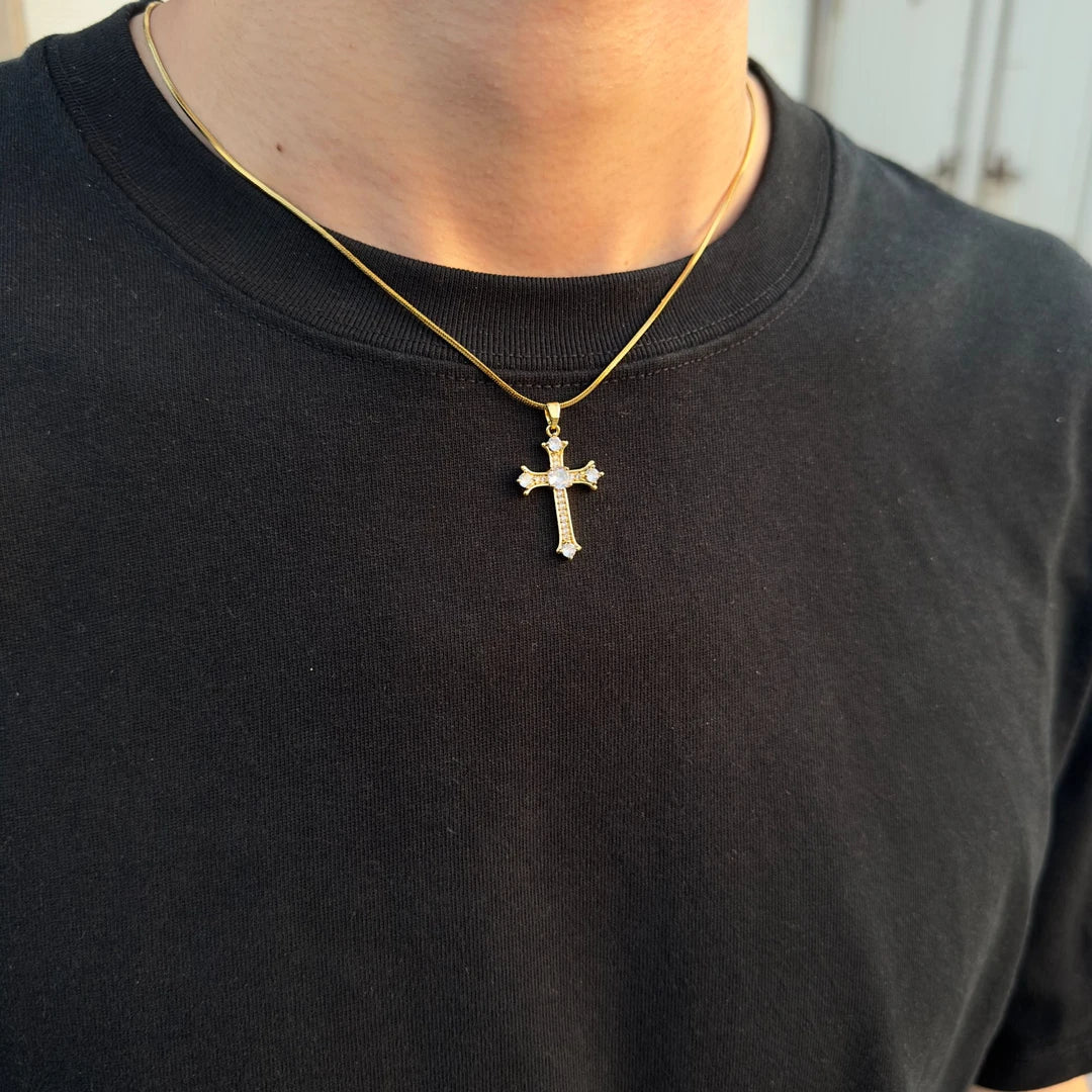 Titanový náhrdelník inspirovaný křížem Pavé Full CZ Detail · Nastavitelný řetízek · Prohlášení o čistotě