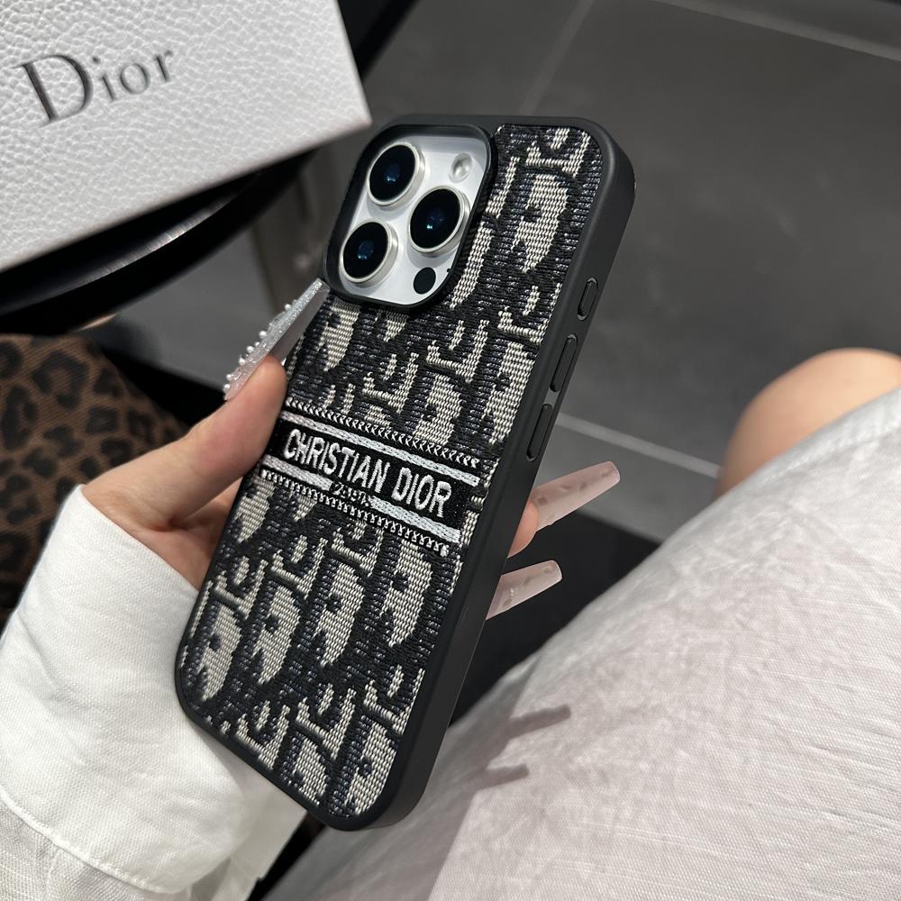 Textilní obal na iPhone inspirovaný designem s vyšívanými detaily