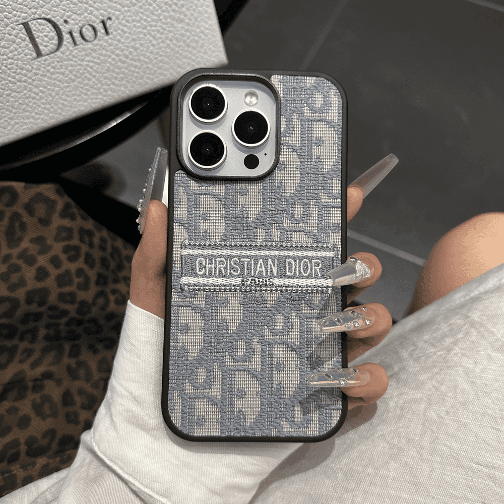 Textilní obal na iPhone inspirovaný designem s vyšívanými detaily