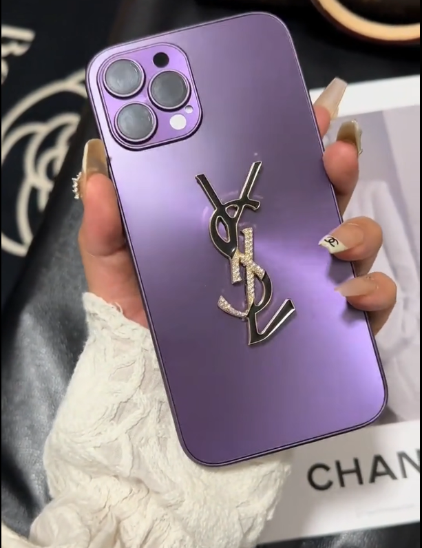 Elegantní pouzdro Letter Shine x Mono na iPhone s řetízkem